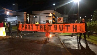 В Великобритании защитники природы заблокировали типографии, где печатают крупнейшие газеты