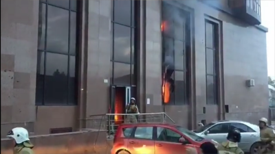 Пожар в жилом комплексе "Рахат" в Астане тушили 24 человека
