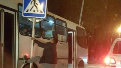 Водитель автобуса согнул дорожный знак, мешающий объехать пробку