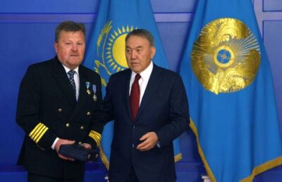 Пилот Bek Air Дмитрий Родин получил медаль "Халық қаһарманы" из рук Назарбаева