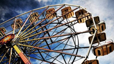 В Семее на остановившемся колесе обозрения застряли люди