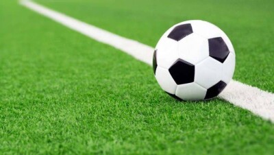 Новые правила футбола: запрещена случайная игра рукой, тренерам будут показывать карточки 