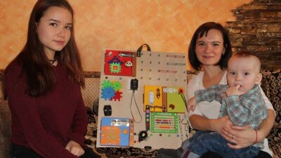 Семья из Актау делает развивающие бизиборды для малышей 