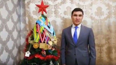 Серик Сапиев принял эстафету атырауских спортсменов и нарядил ёлку медалями