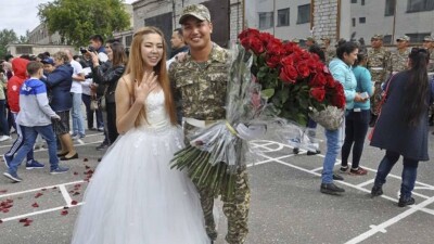 Студент на присяге сделал предложение своей невесте в Павлодаре