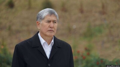 У Алмазбека Атамбаева выявили пневмонию, его перевели в больницу 