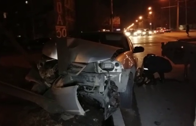 Автомобиль повис на столбе после ДТП в Алматы