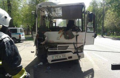 Водитель автобуса в Алматы уснул и врезался в фонарный столб, 15 пассажиров пострадали