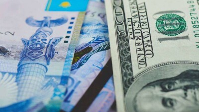 Курс доллара на бирже упал на три тенге вслед за восстановлением цены на нефть Brent на 8%
