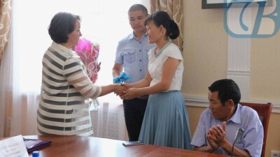 Трёхкомнатную квартиру подарил депутат многодетной семье, пострадавшей от паводка