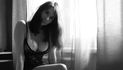 Эпатажная художница, рисующая грудью, показала свой рабочий инструмент