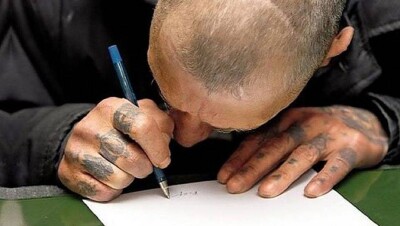 Кровавая ёлочка за колючей проволочкой