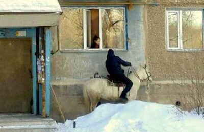 Принц на белом коне приехал к возлюбленной в Караганде