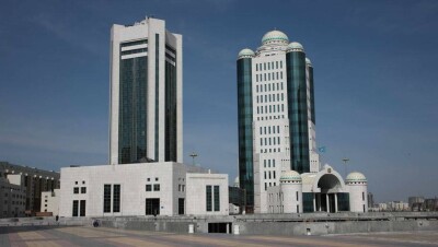 Парламент Казахстана принял поправки в Конституцию 
