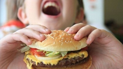 Восьмилетний ребёнок попал в реанимацию, съев бургер в кафе Уральска