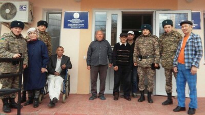 Военнослужащие Атырауской области подарили праздник детям и старикам