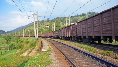 Пять пассажирских составов задержались в пути из-за схода с рельсов грузового поезда в РК