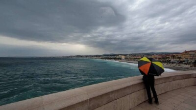 Во Франции из-за шторма "Амели" без электричества остались 140 тысяч домов