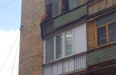 Карагандинец требует встречи с прокурором, свесившись с балкона