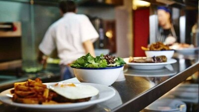 "Почему на 1000 квадратных метров разрешено запускать всего 30 человек?" Рестораторы просят изменить требования