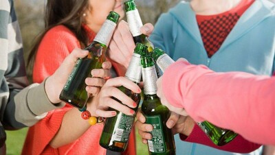 В Казахстане дети начинают пить с десяти лет - социсследование