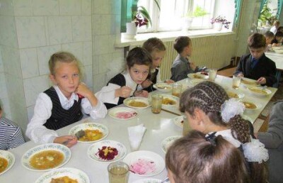 Бешеные цены на аренду школьных столовых так и не отменили
