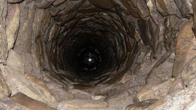 Полиция Алматы устанавливает личность женщины, которая провалилась в колодец