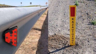 На дорогах Казахстана впервые устанавливают светосигнальные катафоты