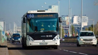 Школьники Астаны смогут платить за проезд в автобусах по 40 тенге до 15 сентября