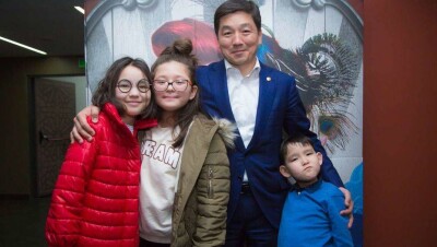 Байбек с детьми посетил премьеру дублированного болашаковцами фильма