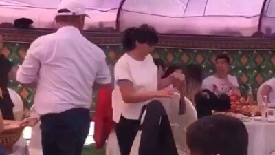 В Мангистауской области чиновницу наказали за то, что она устроила той в честь своего дня рождения