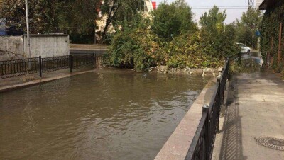 Малая Алматинка вышла из берегов и затопила несколько улиц в Алматы