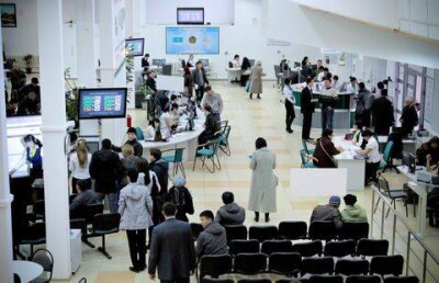 Сотрудника алматинского ЦОНа едва не задушил посетитель – очевидец