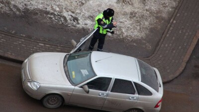 Полицейские Алматы издевались над водителем за вежливость на дороге