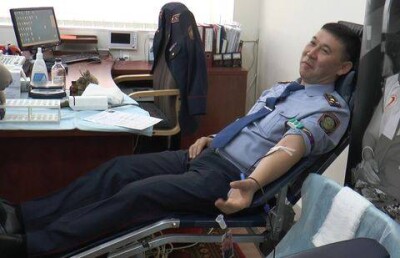 Полицейские Алматы сдали кровь для пострадавших в ДТП