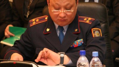 За лучшие фотографии полицейских "генерал с часами" раздаст 100 тысяч тенге