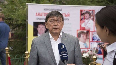 В Астане установили мемориальную доску в честь тяжелоатлета Анатолия Храпатого