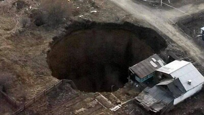 Обвал грунта в Алматы едва не поглотил частный дом