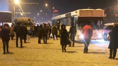 Алматинцы не могут добраться домой из-за транспортного коллапса