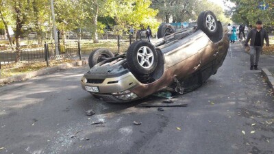 Lexus, не уступивший дорогу Mercedes, совершил сальто в Алматы 