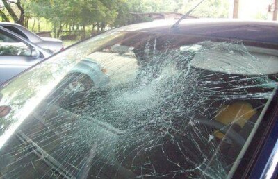 Агрессивная женщина в Атырау с помощью ног и булыжника практически уничтожила авто