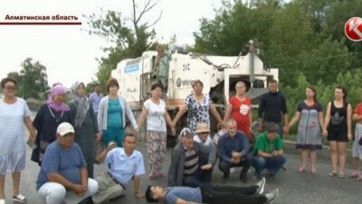 Жители Алматинской области в знак протеста легли на дорогу 