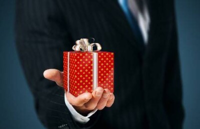 За подарок госслужащему грозит штраф 600 МРП