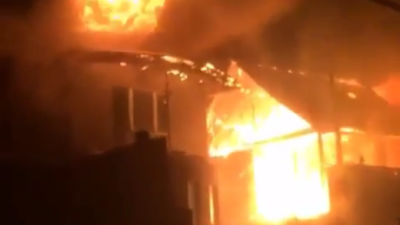 В Алматы сгорел жилой дом с постройками, пламя перекинулось на соседнее здание