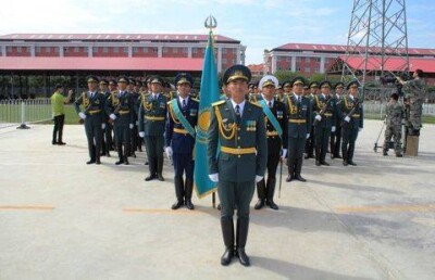 На 30-градусной жаре казахстанские военнослужащие готовятся к параду в Пекине