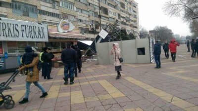 В Алматы выясняют обстоятельства обрушения конструкции с экраном на Арбате