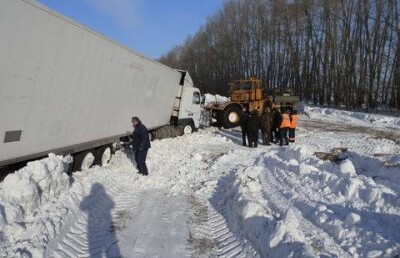 Фуры слетают с трасс из-за непогоды в Костанайской области