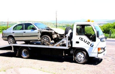 Полицейские Усть-Каменогорска катали по городу разбитую машину, чтобы убедить водителей соблюдать ПДД