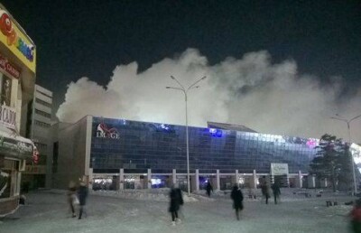 Весь центр Караганды встал в пробке из-за пожара в торговом доме