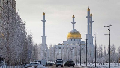 Мороз в Астане: служители мечети кормят людей на улице и развозят бесплатно на такси